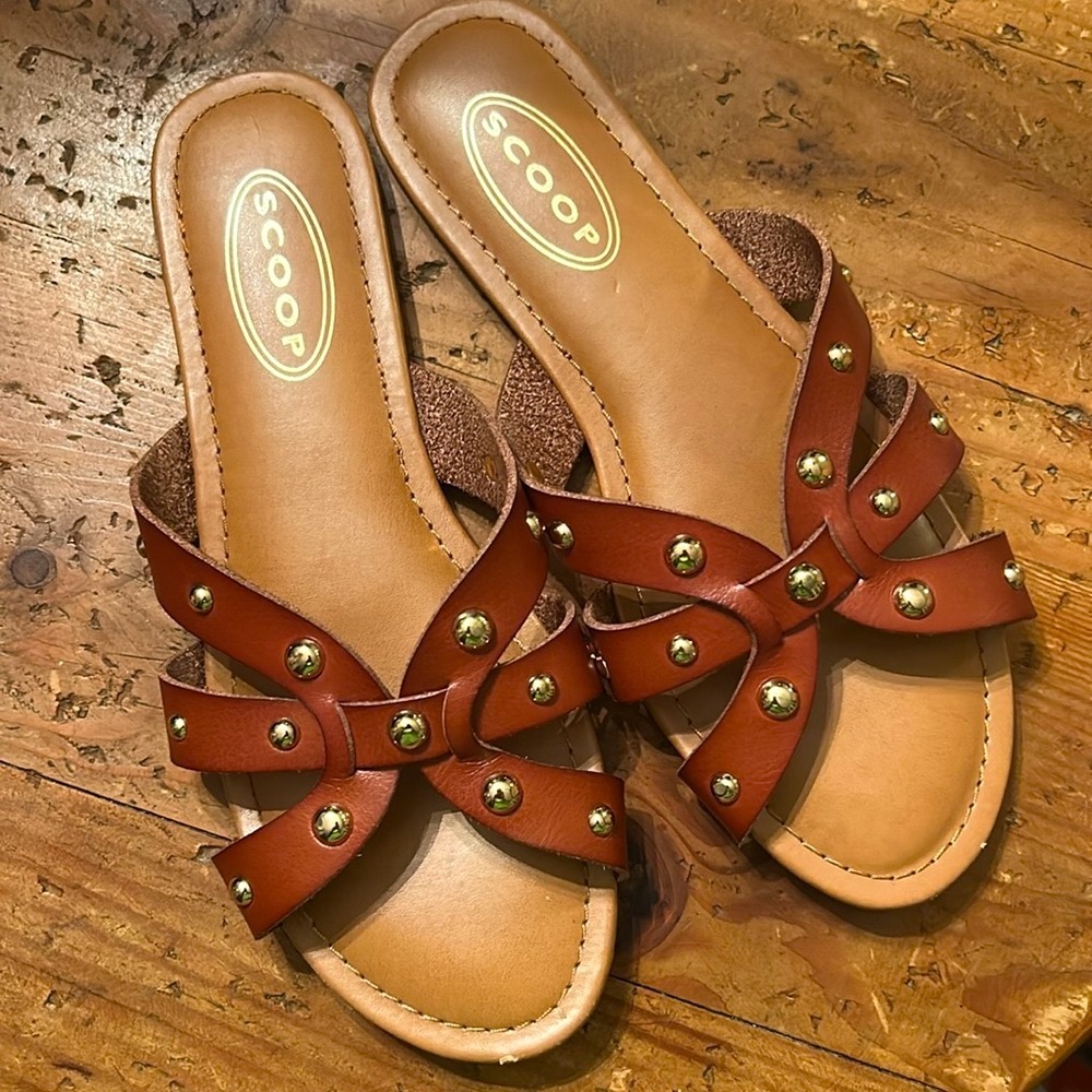 SCOOP sz 7 the “sandal of the summer!”Brown Studded Women's Sandals